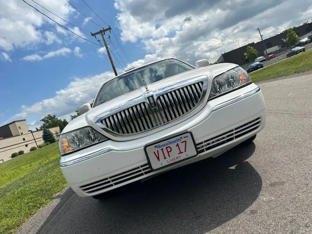 White Lincoln Town CAR Limousine #6, photo 2 for wedding limo rental White Lincoln Town CAR Limousine #6, photo 2 for wedding limo rental