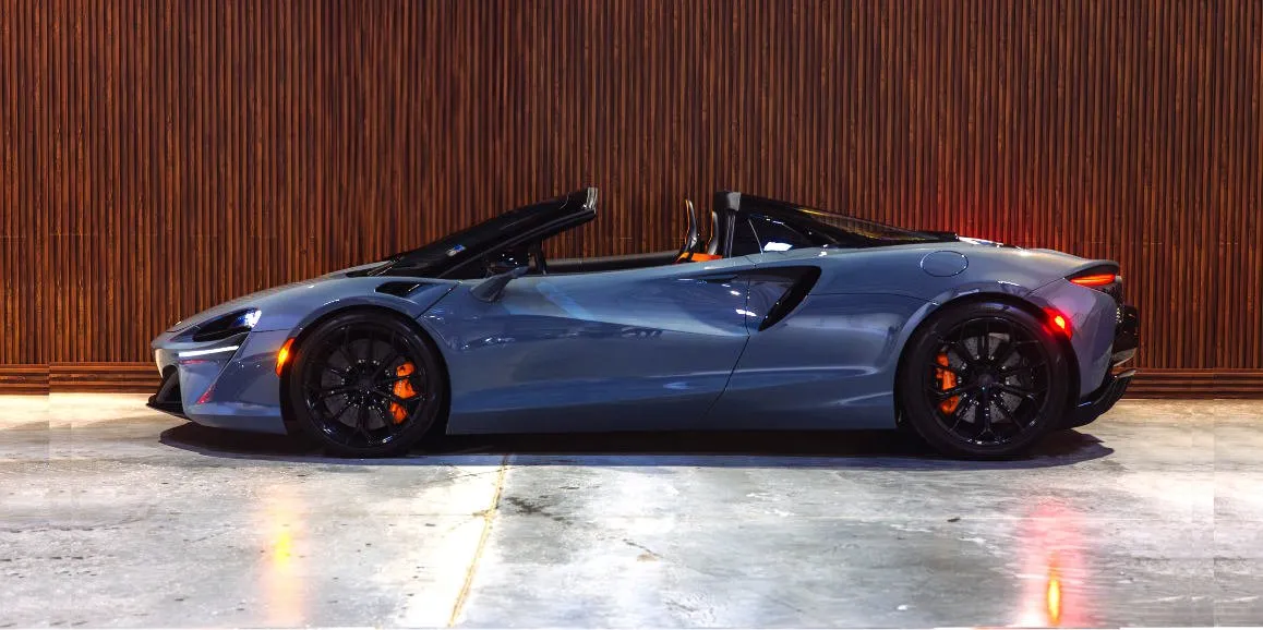 McLaren Artura finished in gray, outer view; convertible roof visible McLaren Artura finished in gray, outer view; convertible roof visible