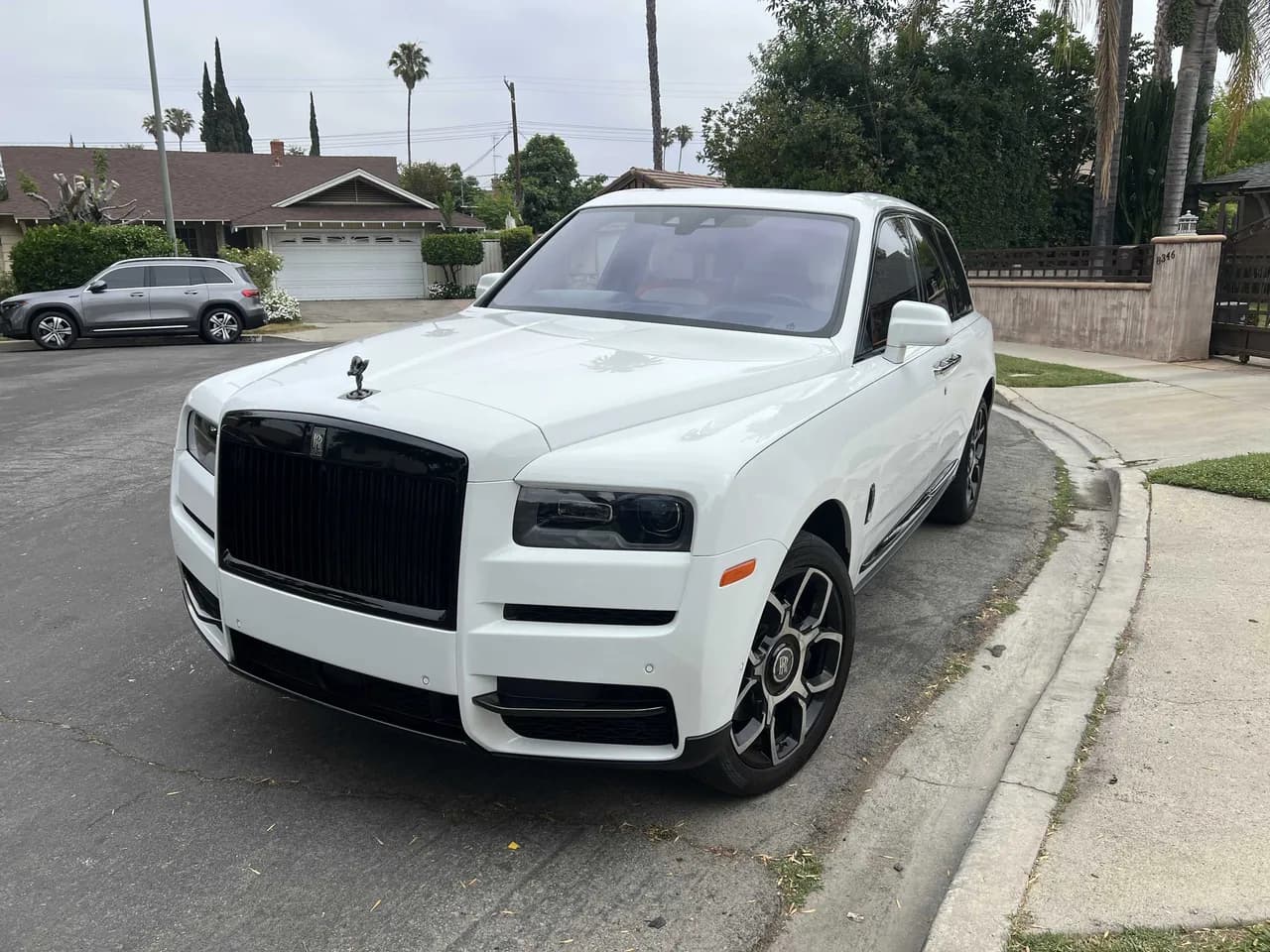 Rolls-Royce Cullinan White, outer view Rolls-Royce Cullinan White, outer view