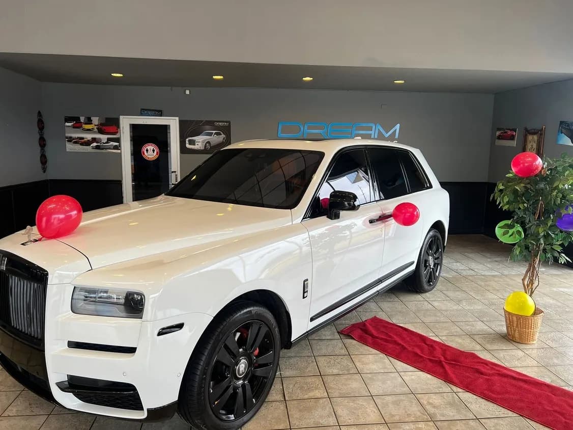 Rolls-Royce Cullinan with Starlight Headliner exterior with tinted windows for wedding car rental in Southfield, MI Rolls-Royce Cullinan with Starlight Headliner exterior with tinted windows for wedding car rental in Southfield, MI