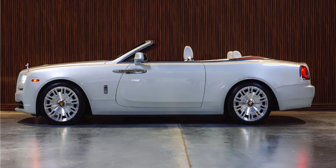 Rolls-Royce Dawn finished in white, outer view; convertible roof visible Rolls-Royce Dawn finished in white, outer view; convertible roof visible