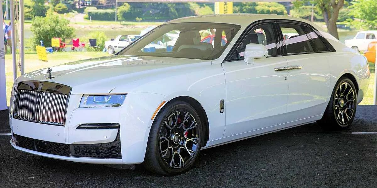 Rolls-Royce Ghost finished in white, outer view Rolls-Royce Ghost finished in white, outer view
