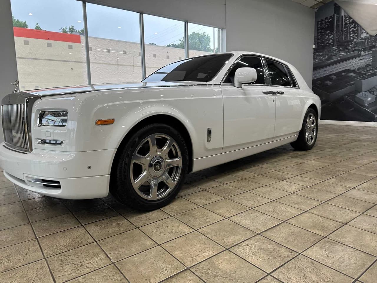Rolls-Royce Phantom finished in white, outer view Rolls-Royce Phantom finished in white, outer view