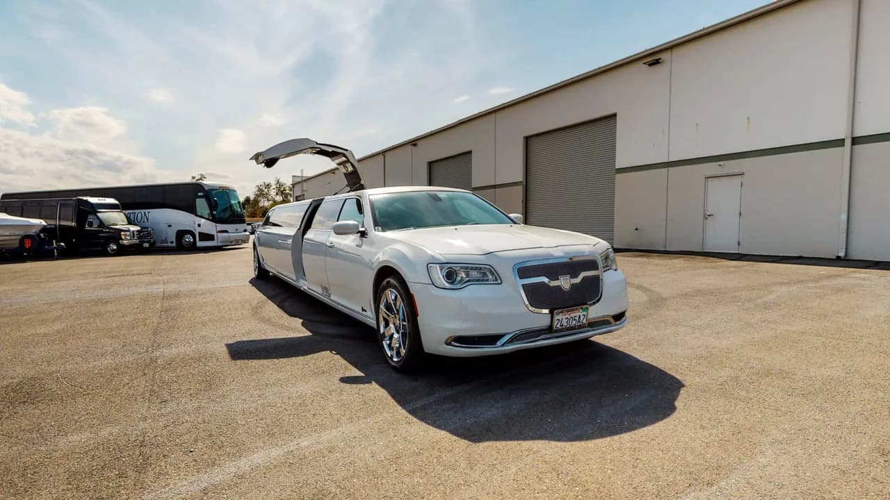 White Chrysler 300 Stretch Limousine, take 2 White Chrysler 300 Stretch Limousine, take 2