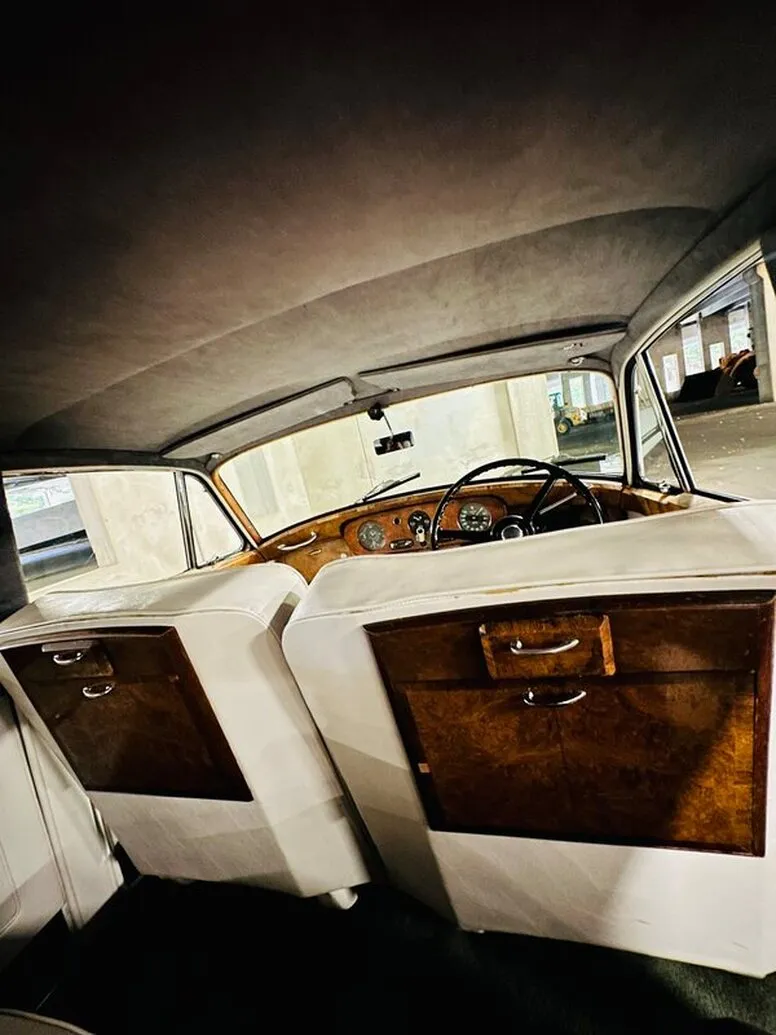 1959 Rolls-Royce Silver Cloud interior, photo 10 for wedding car rental in Capitol Planning Region, CT