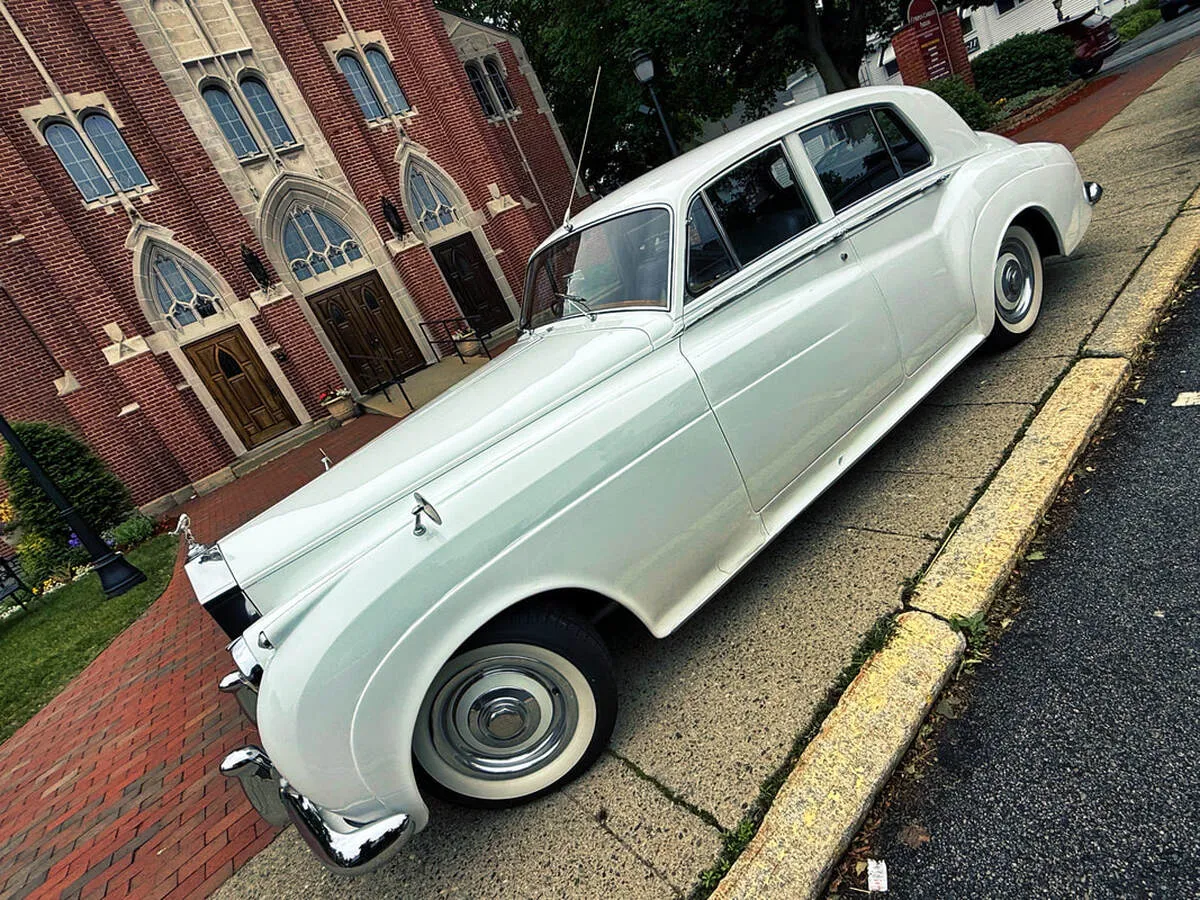 1961 Rolls-Royce Silver Cloud exterior, photo 6 for wedding car rental in East Granby, CT