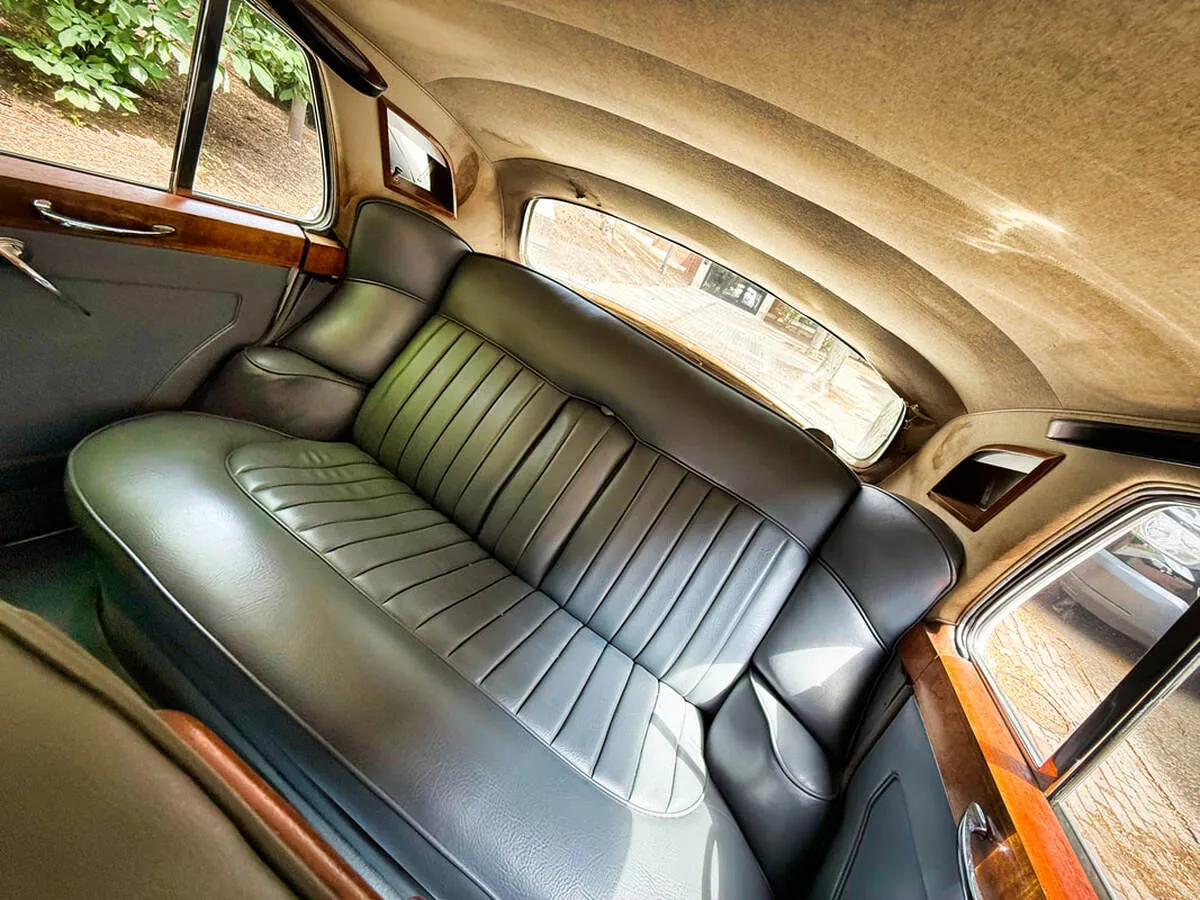 1961 Rolls-Royce Silver Cloud interior, photo 9 for wedding car rental in East Granby, CT