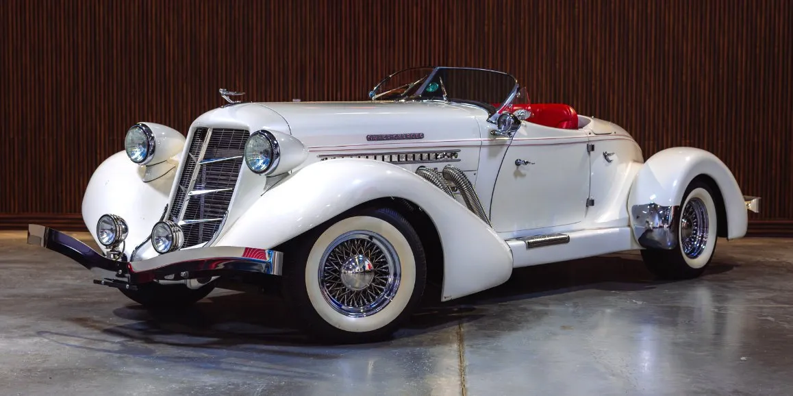 White Auburn Speedster 1936 (Vintage) for wedding car rental