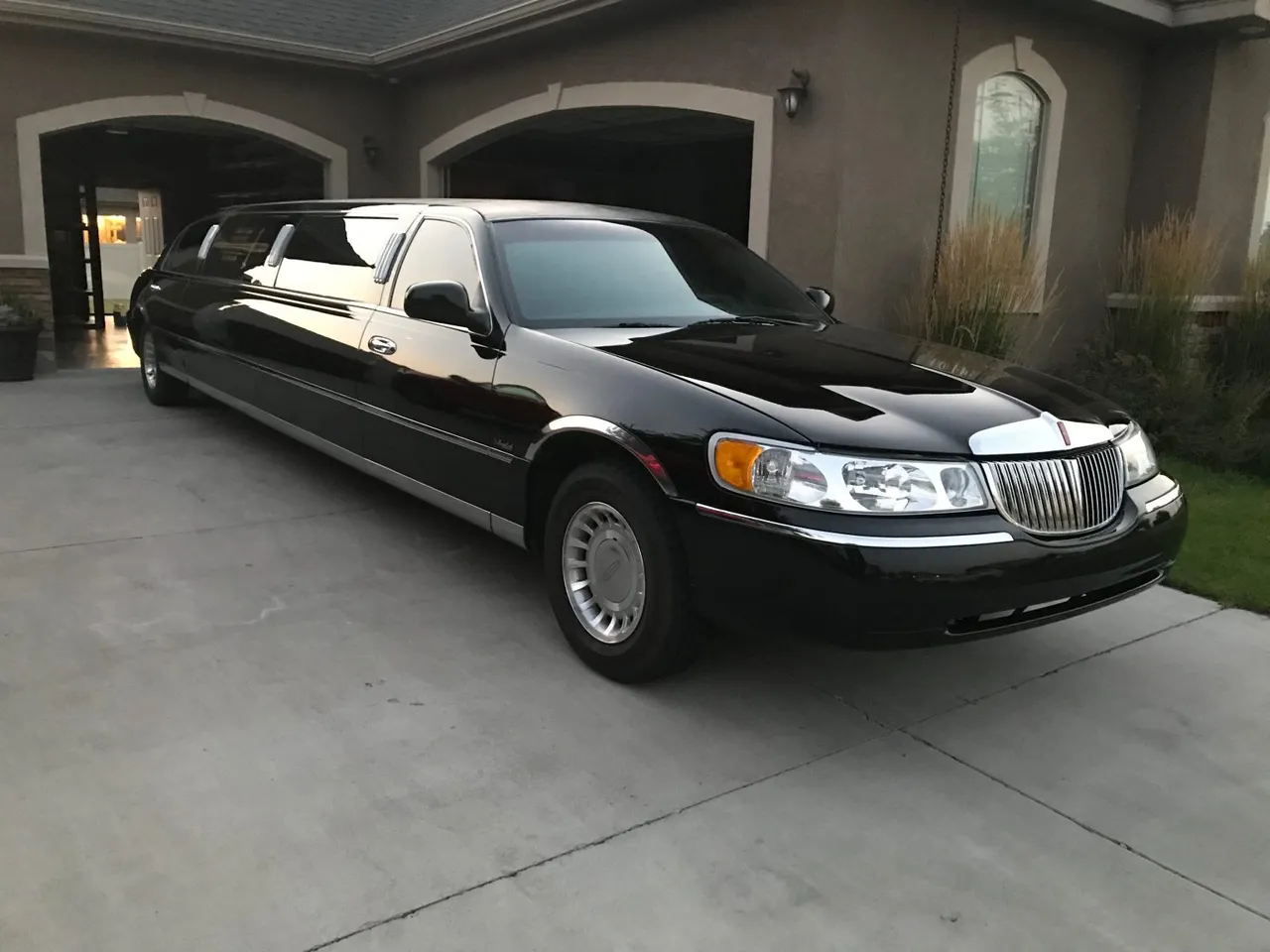 BLK NYT – Lincoln Town Car Black BLK NYT – Lincoln Town Car for wedding car rental