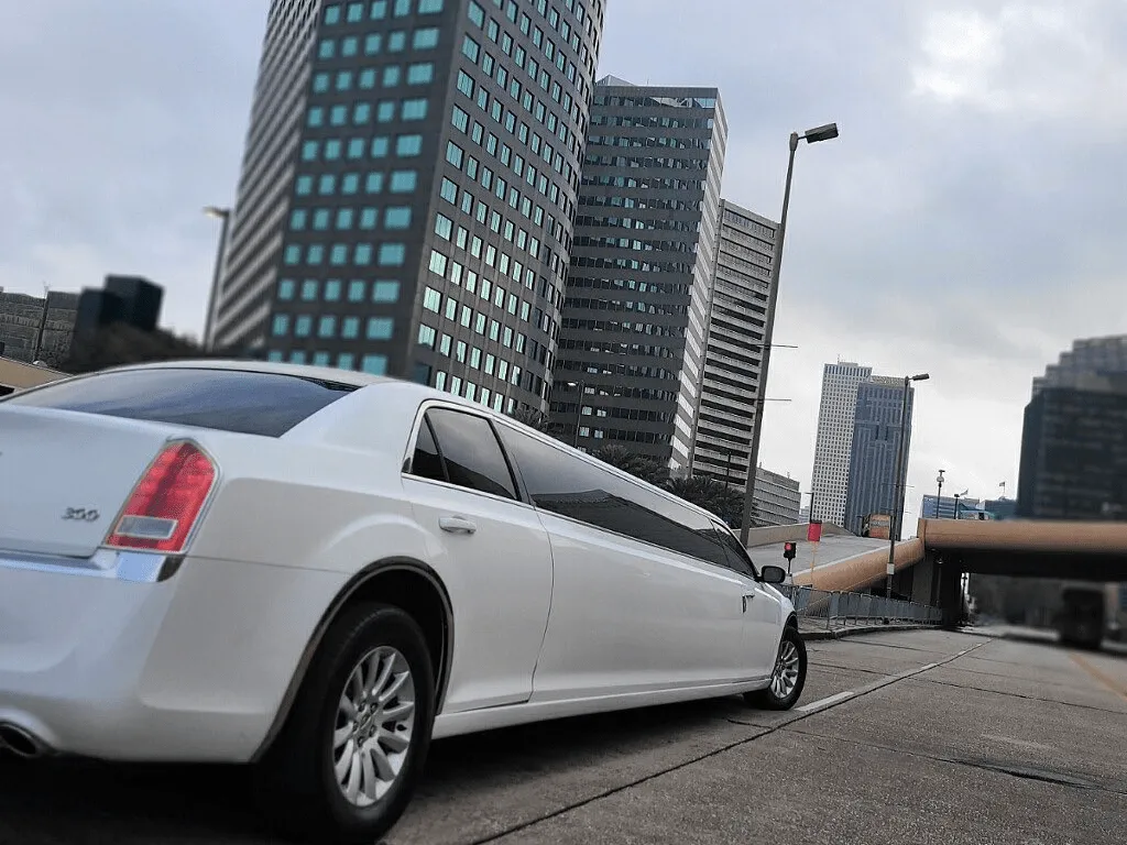 White C300 Limousine for wedding limo rental White C300 Limousine for wedding limo rental