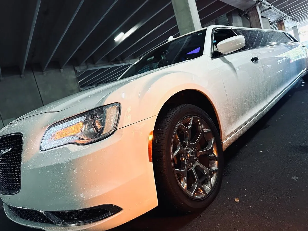 White Chrysler 300 exterior, photo 4 for wedding car rental
