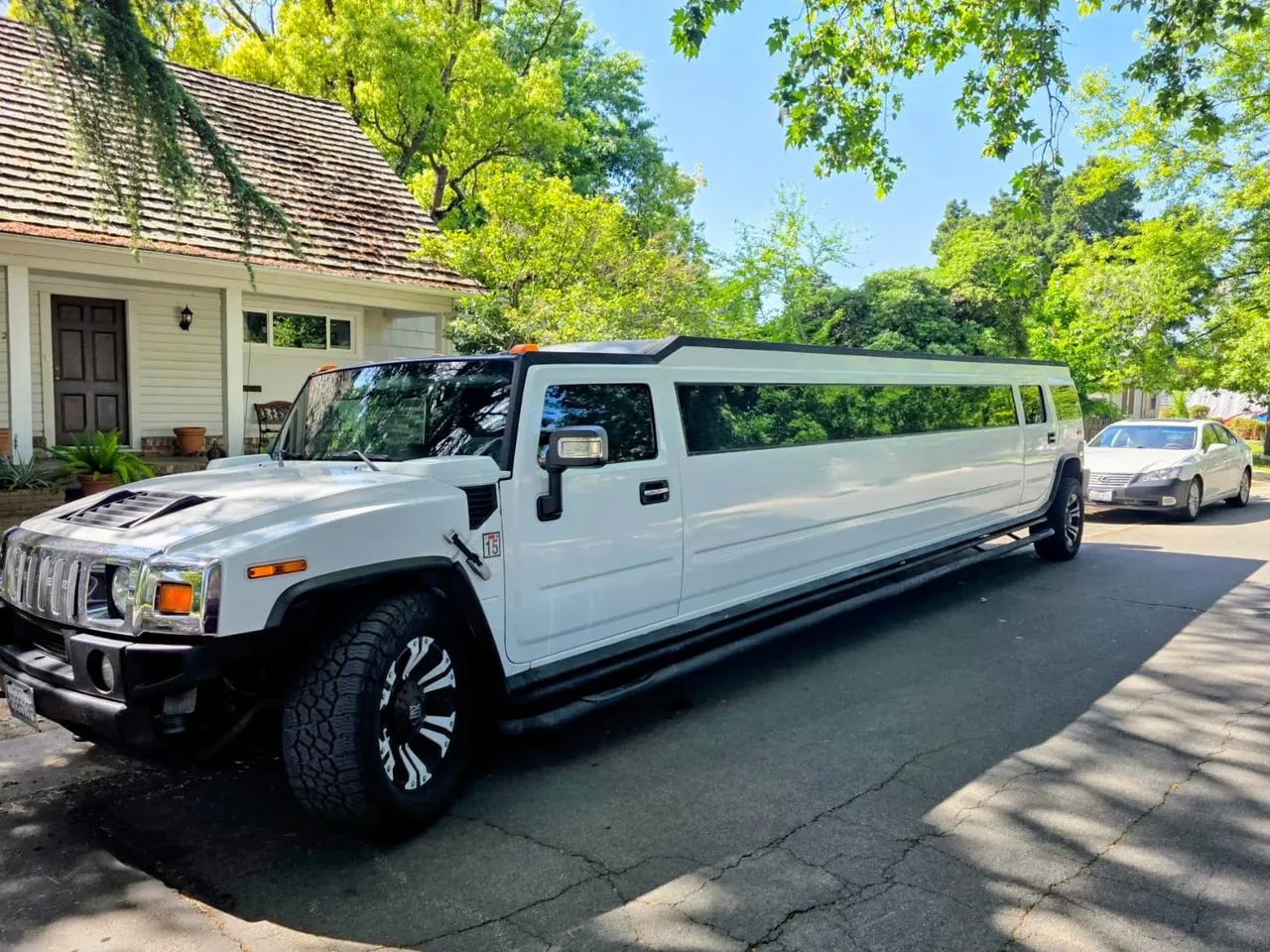 Hummer H2 White Limousine Hummer H2 White Limousine for wedding car rental