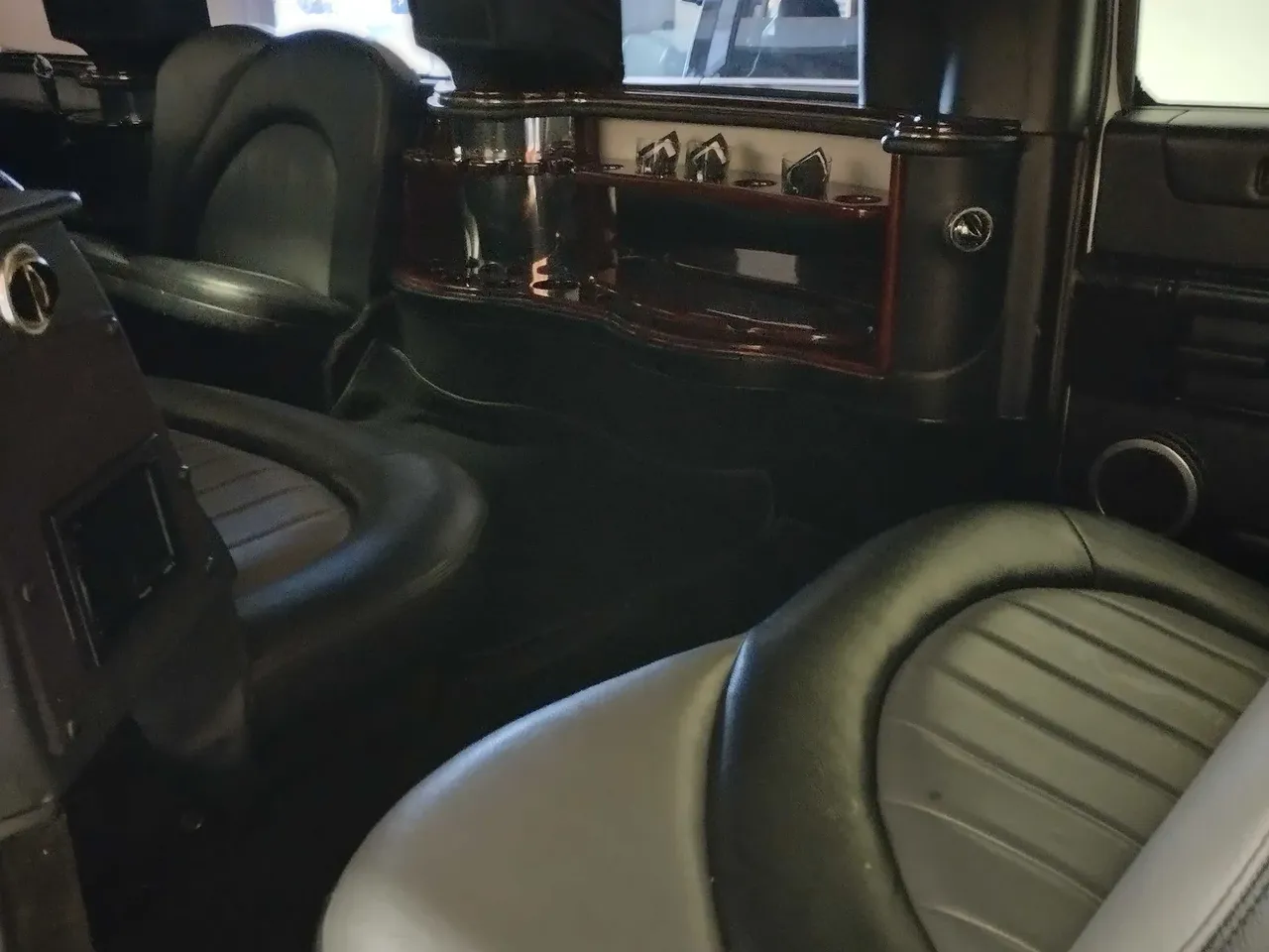 Hummer Limousine Hummer Limousine finished in white, bookable now