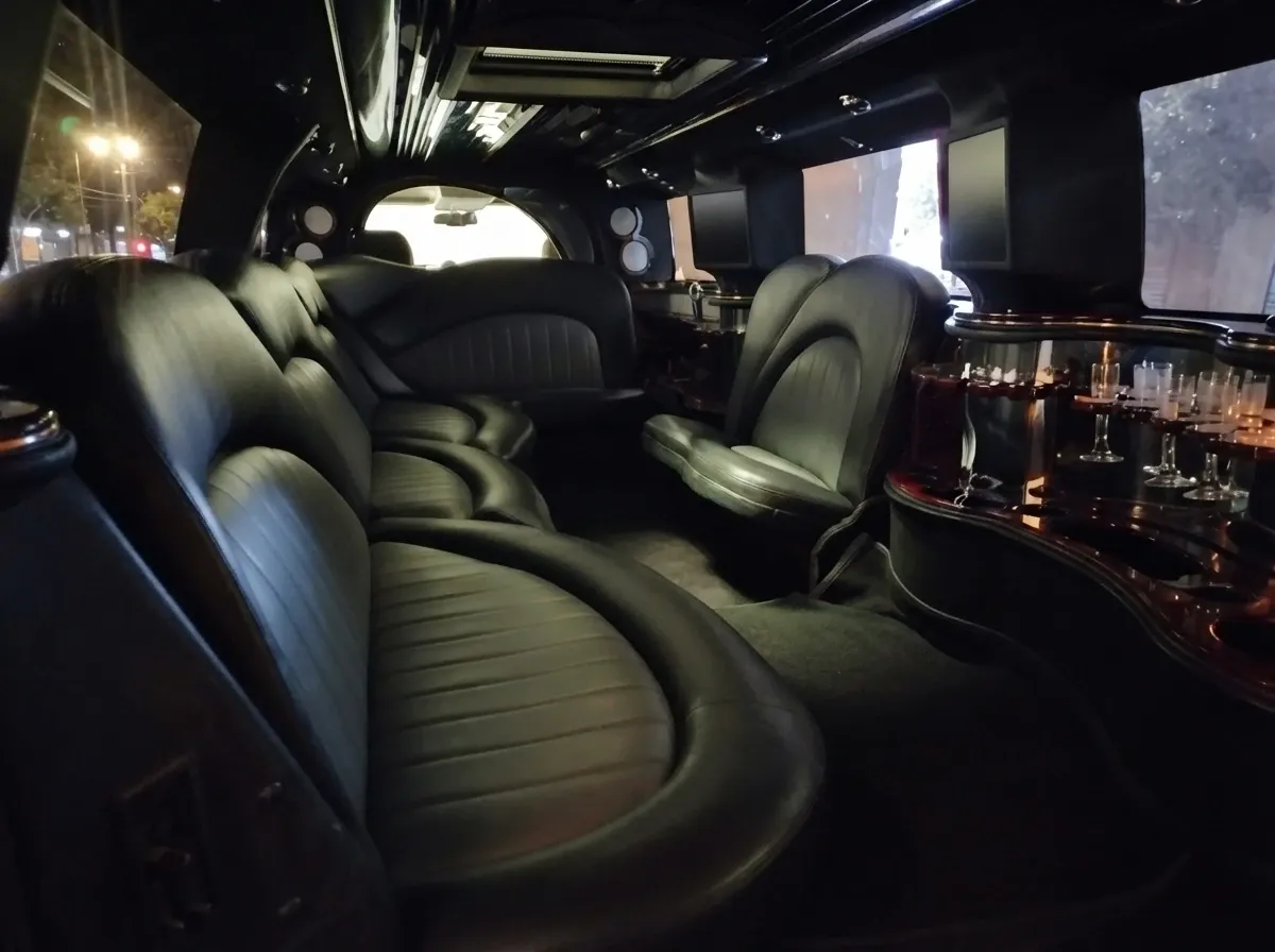 Hummer Limousine finished in white, take 2
