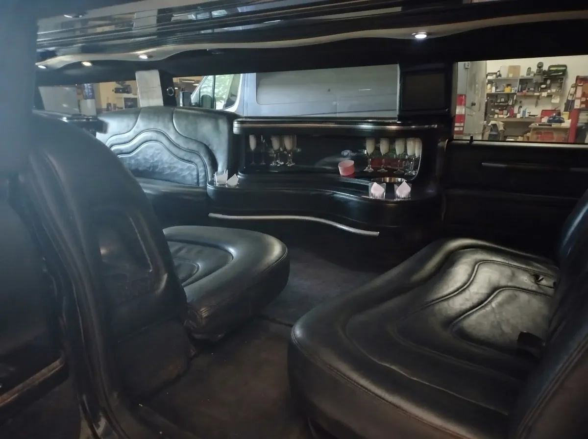 Hummer Limousine finished in white, take 3