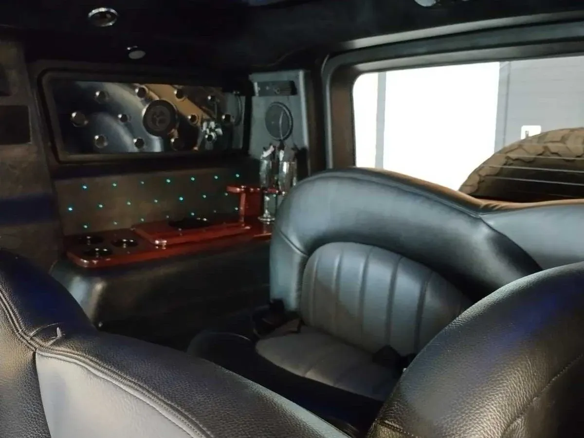 Hummer Limousine finished in white, take 4