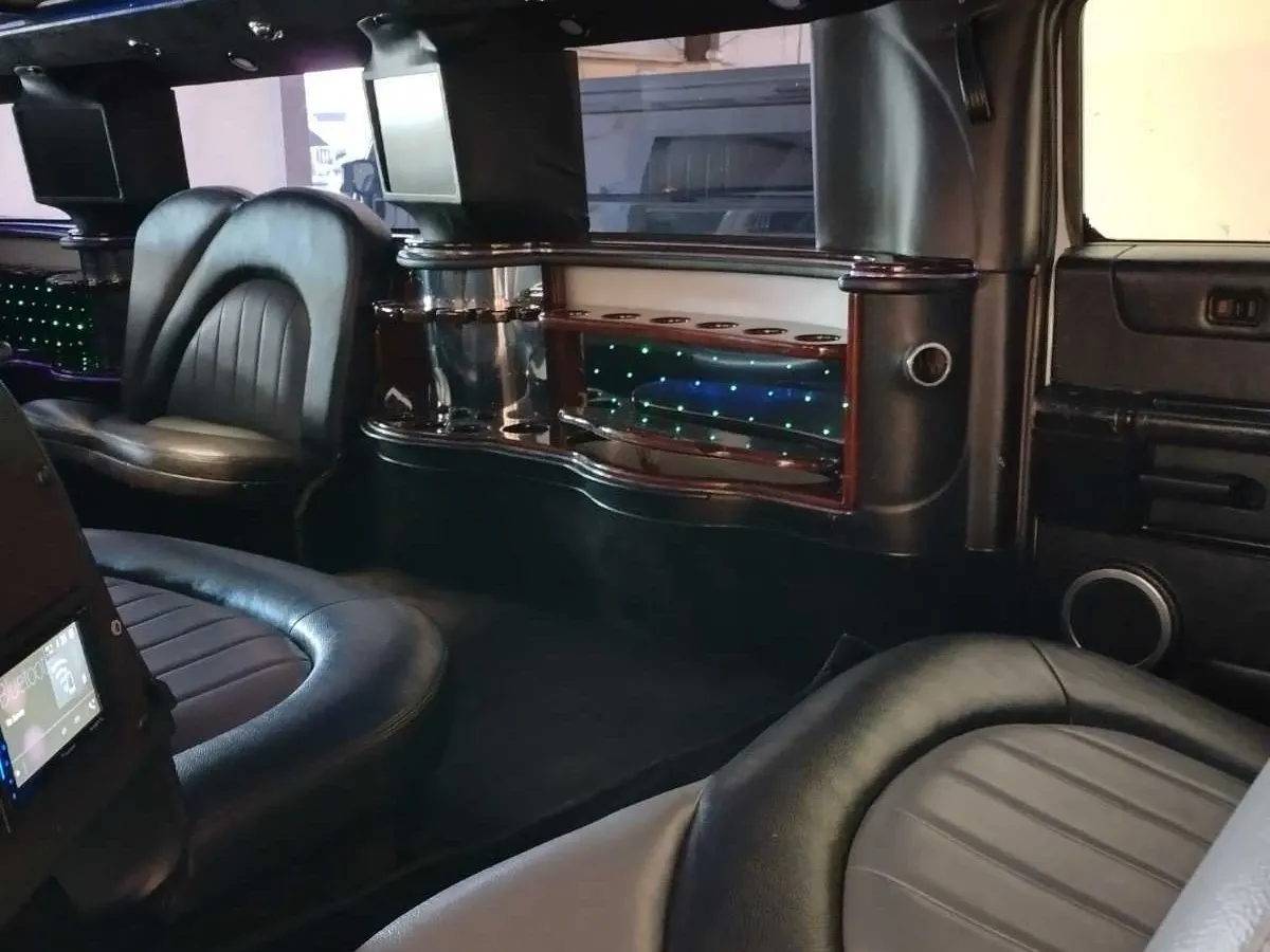 Hummer Limousine finished in white, take 5