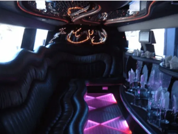 Hummer Limousine finished in pink, take 2