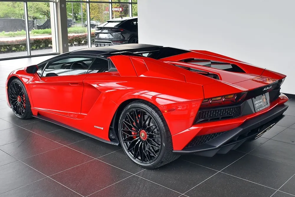 Lamborghini Aventador S finished in red, take 4