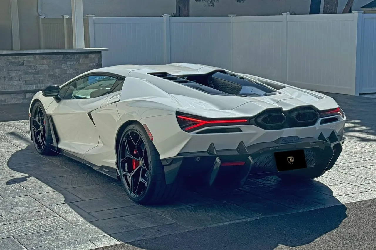Lamborghini Revuelto finished in white, take 2 Lamborghini Revuelto finished in white, take 2