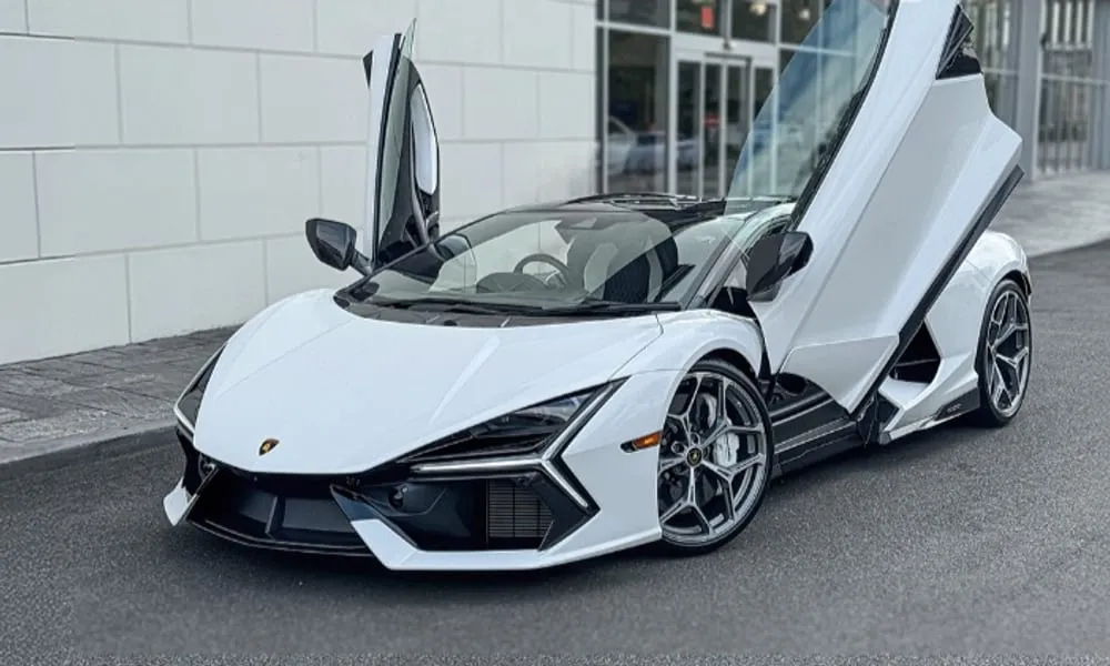 Lamborghini Revuelto finished in white, bookable now Lamborghini Revuelto finished in white, bookable now