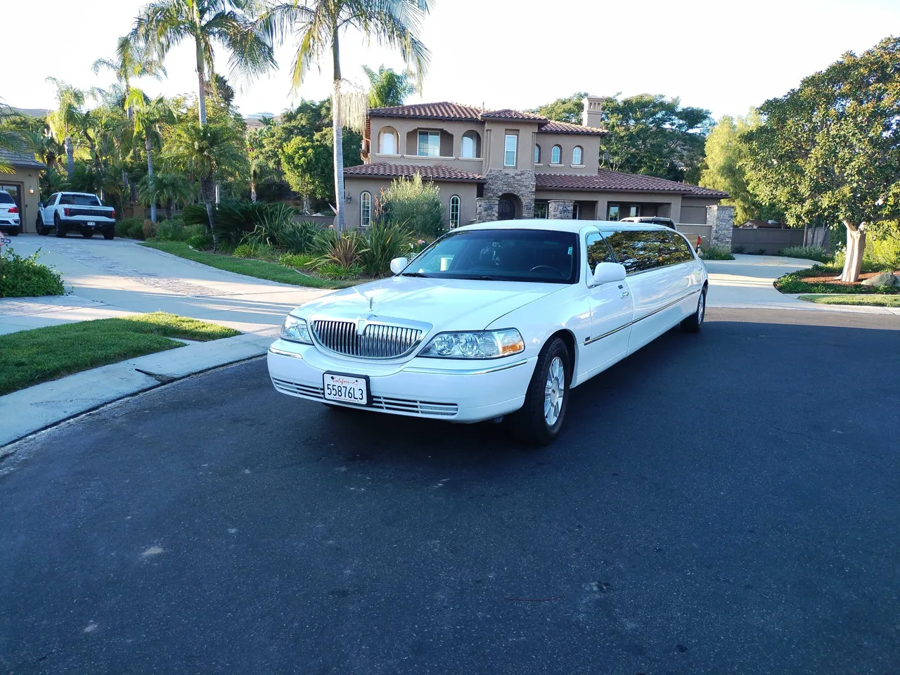 White Lincoln limousine for wedding limo rental in Jacumba, CA