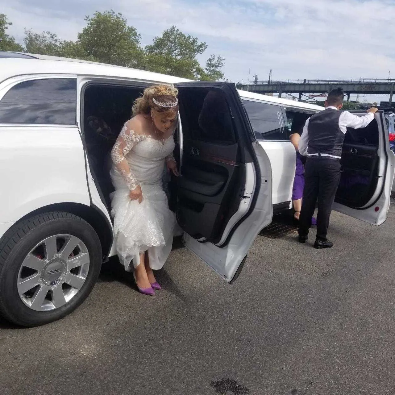 White Lincoln MKT Limo exterior, photo 2 for wedding limo rental
