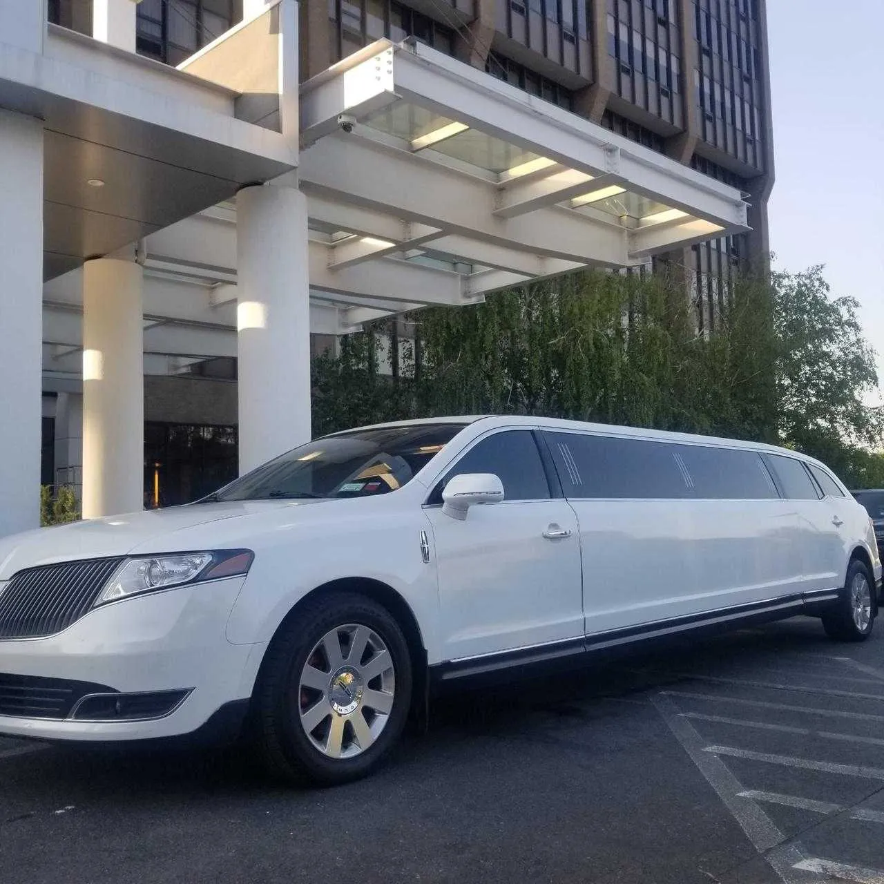 White Lincoln MKT Limo for wedding limo rental