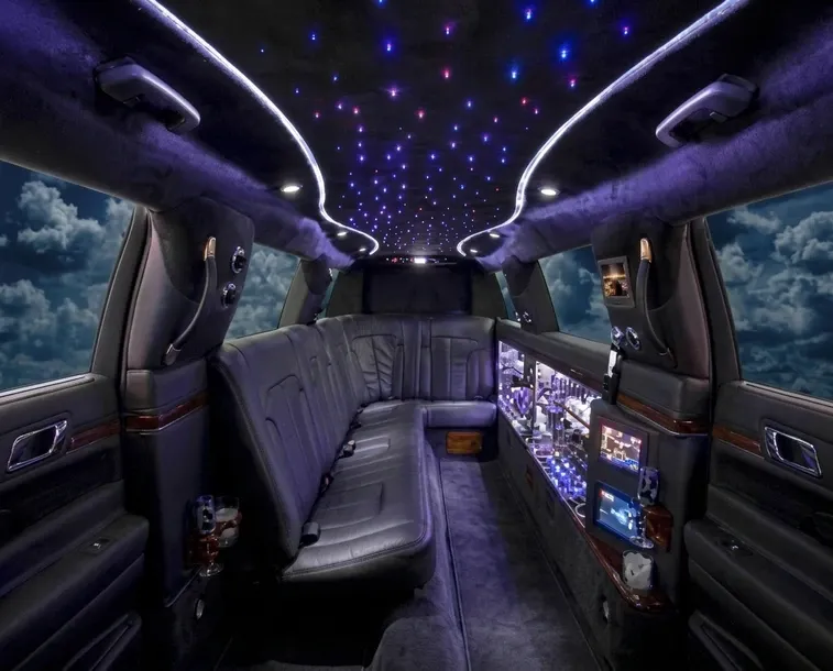Lincoln MKT Super Limousine finished in black, take 2