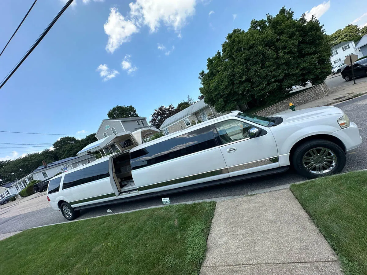 White 18 Passenger Lincoln Navigator exterior with tinted windows for wedding car rental