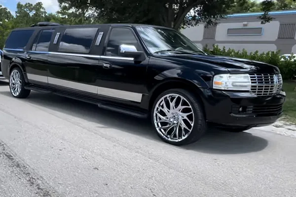 Lincoln Navigator Stretch Limousine for wedding car rental