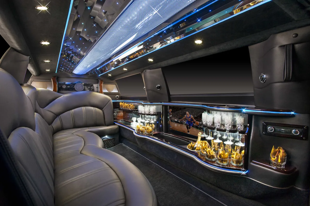 Lincoln Stretch Limousine interior for wedding car rental