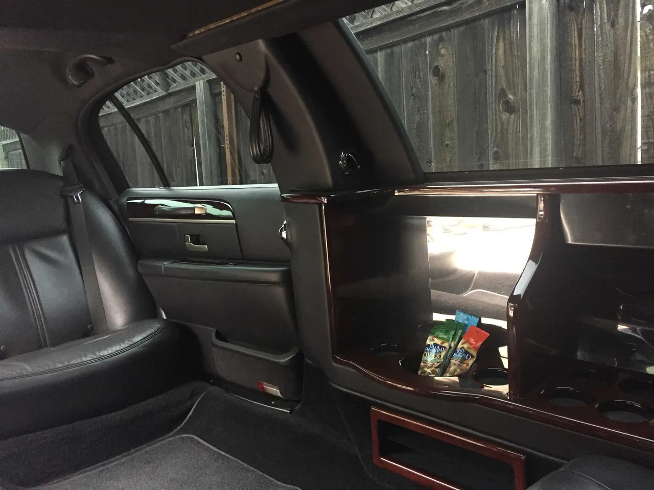 Lincoln Stretch Limousine interior, photo 4 for wedding car rental