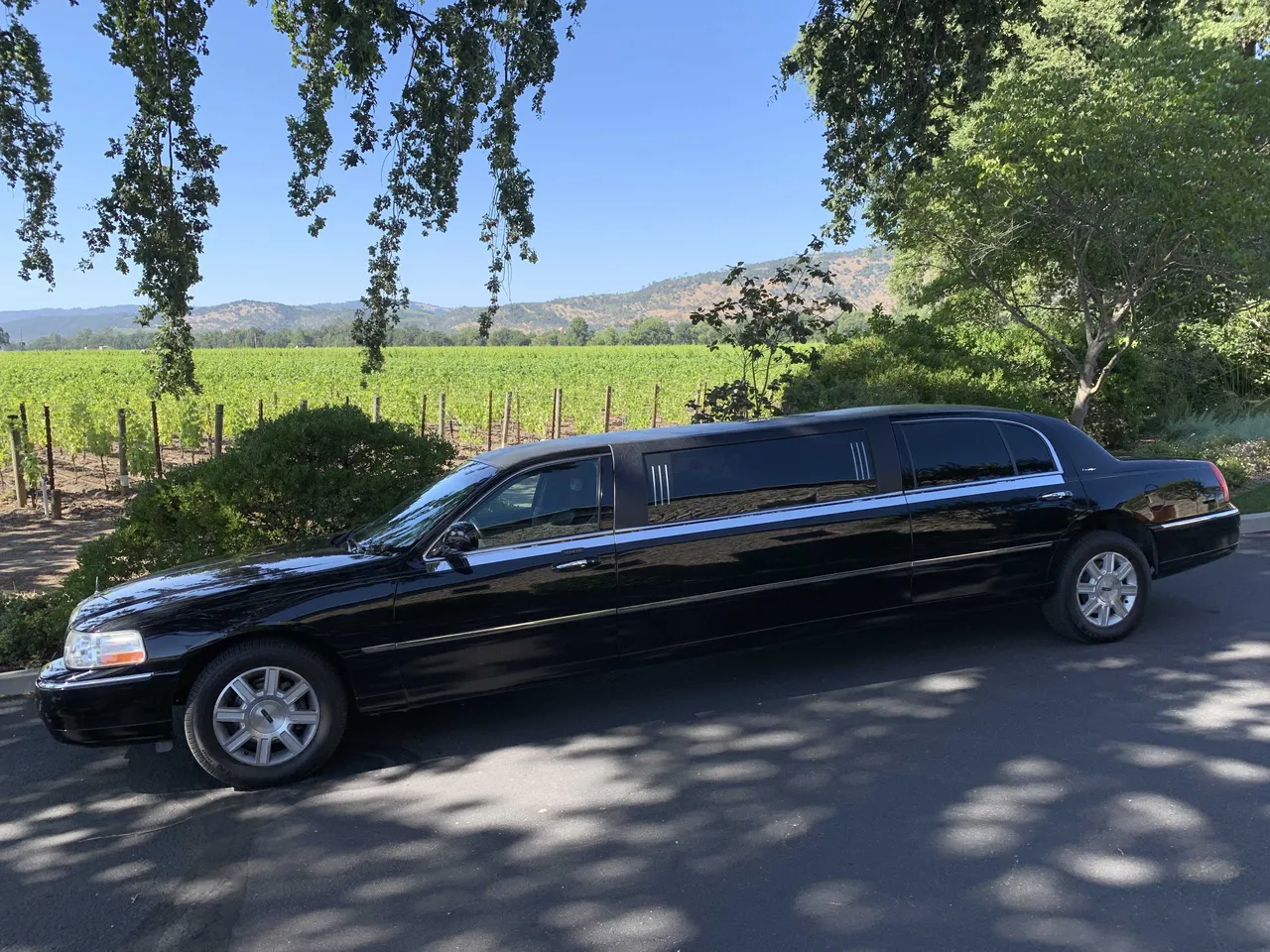 Lincoln Stretch Limousine Black Lincoln Stretch Limousine for wedding car rental