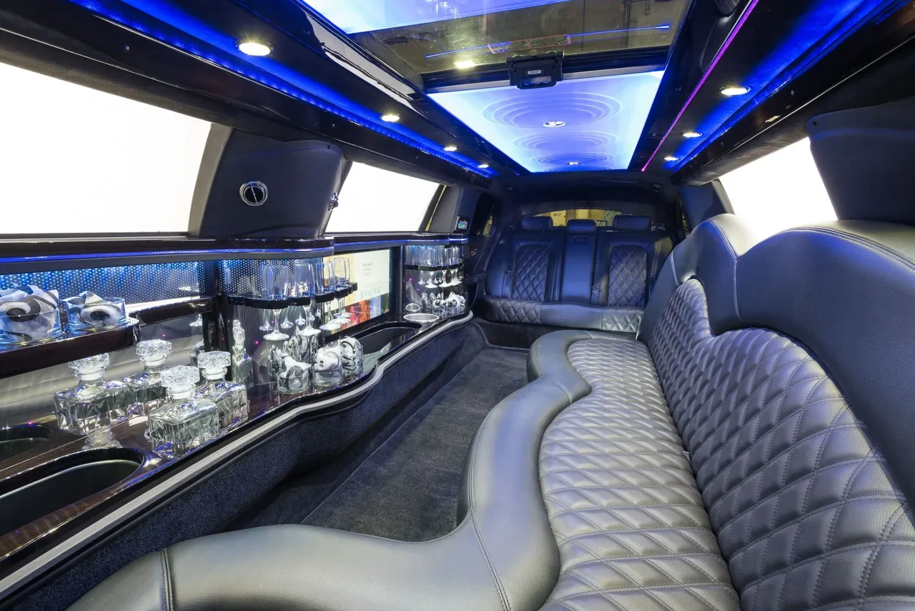 White Lincoln Town Car 10 Passenger Limousine for wedding car rental in Tariffville, CT