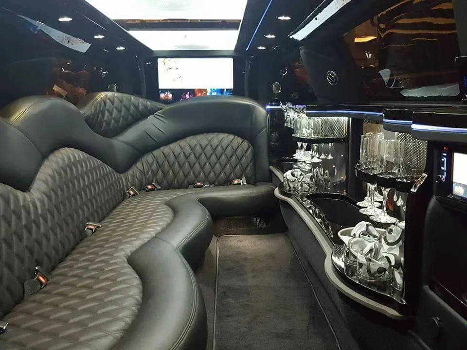 White Lincoln Town Car 10 Passenger Limousine, photo 2 for wedding car rental in Tariffville, CT