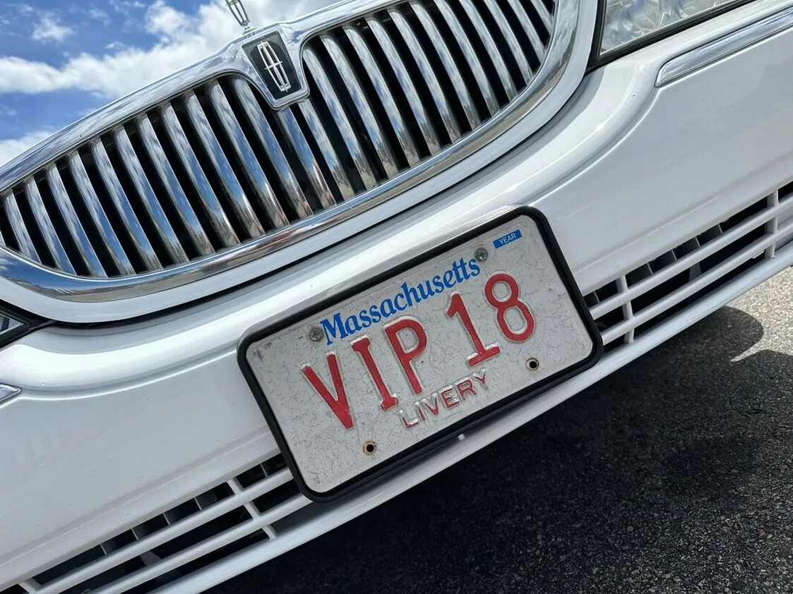 White Lincoln Town CAR Limousine #4, photo 2 for wedding limo rental White Lincoln Town CAR Limousine #4, photo 2 for wedding limo rental
