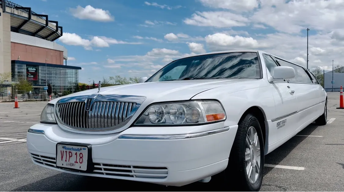 White Lincoln Town CAR Limousine #4, photo 3 for wedding limo rental White Lincoln Town CAR Limousine #4, photo 3 for wedding limo rental