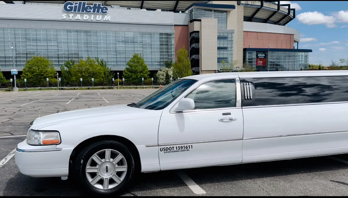 White Lincoln Town CAR Limousine #4, photo 4 for wedding limo rental White Lincoln Town CAR Limousine #4, photo 4 for wedding limo rental