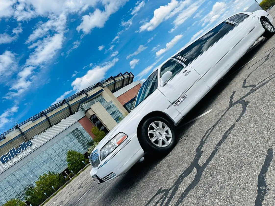 White Lincoln Town CAR Limousine #4, photo 5 for wedding limo rental White Lincoln Town CAR Limousine #4, photo 5 for wedding limo rental
