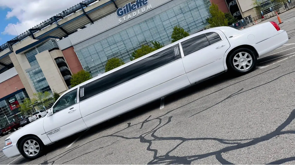 White Lincoln Town CAR Limousine #4 for wedding limo rental White Lincoln Town CAR Limousine #4 for wedding limo rental