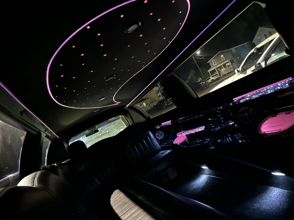 White Lincoln Town CAR Limousine #5, photo 4 for wedding limo rental White Lincoln Town CAR Limousine #5, photo 4 for wedding limo rental