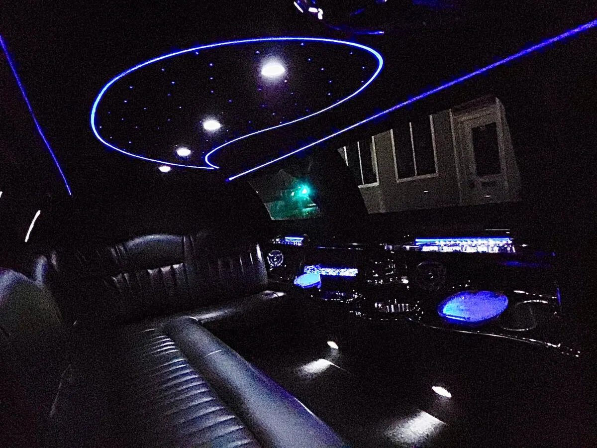 White Lincoln Town CAR Limousine #5, photo 6 for wedding limo rental White Lincoln Town CAR Limousine #5, photo 6 for wedding limo rental