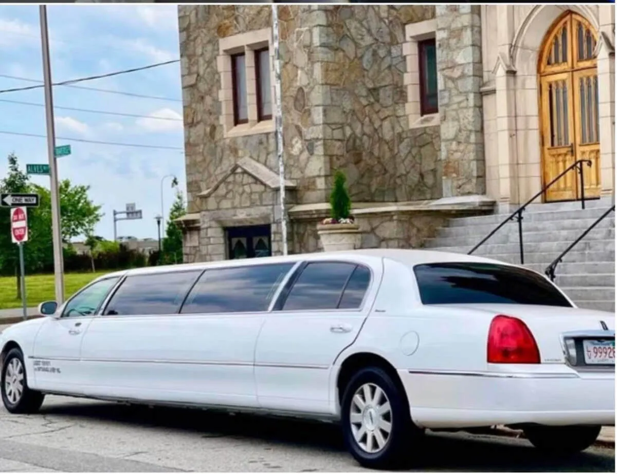 White Lincoln Town CAR Limousine #5 for wedding limo rental White Lincoln Town CAR Limousine #5 for wedding limo rental