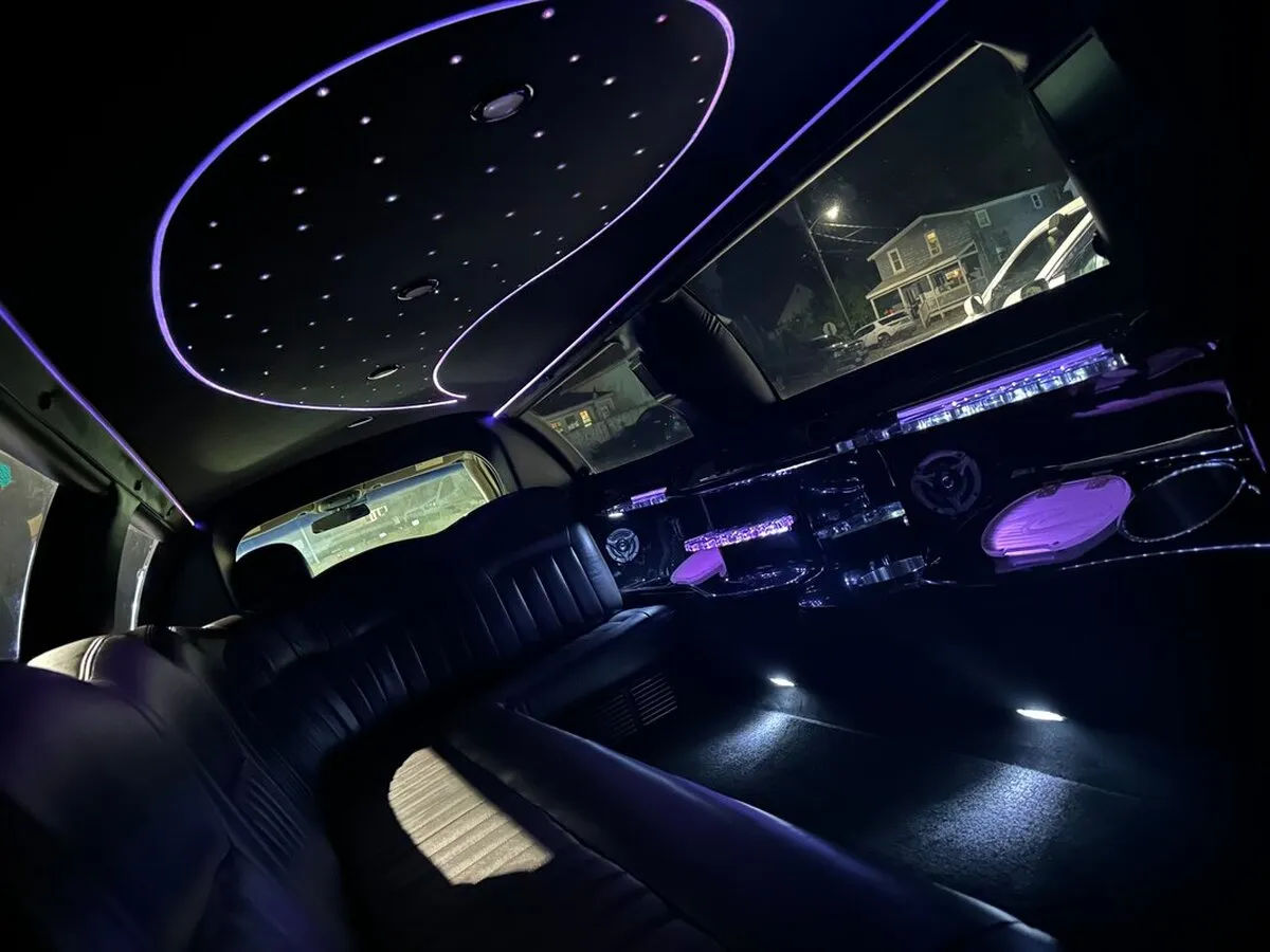 White Lincoln Town CAR Limousine #5, photo 3 for wedding limo rental White Lincoln Town CAR Limousine #5, photo 3 for wedding limo rental