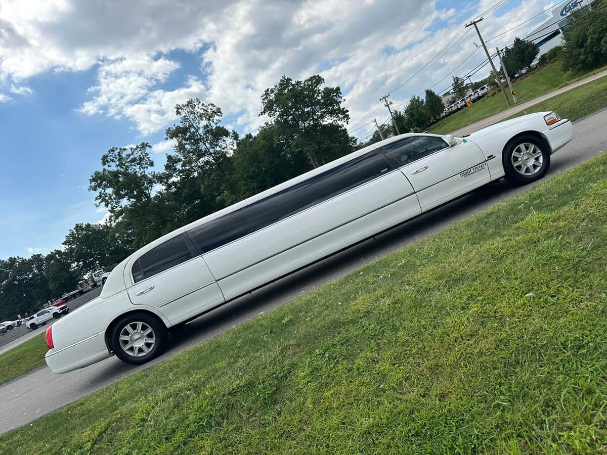 White Lincoln Town CAR Limousine #6 for wedding limo rental White Lincoln Town CAR Limousine #6 for wedding limo rental