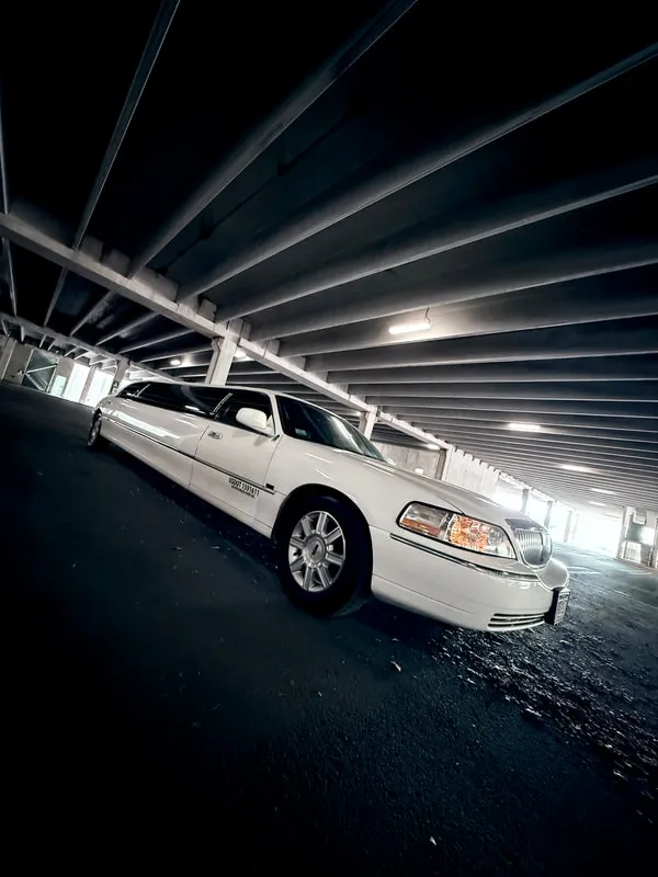 White Lincoln Town CAR Limousine #6, photo 5 for wedding limo rental White Lincoln Town CAR Limousine #6, photo 5 for wedding limo rental