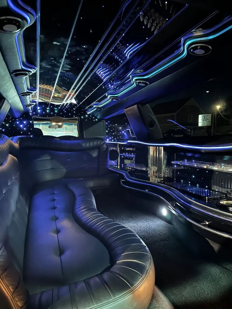 White Lincoln Town CAR Limousine #6, photo 6 for wedding limo rental White Lincoln Town CAR Limousine #6, photo 6 for wedding limo rental