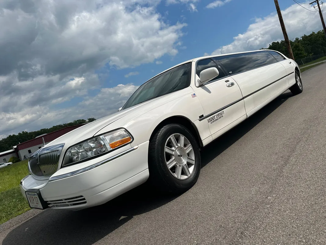 White Lincoln Town CAR Limousine #6, photo 3 for wedding limo rental White Lincoln Town CAR Limousine #6, photo 3 for wedding limo rental