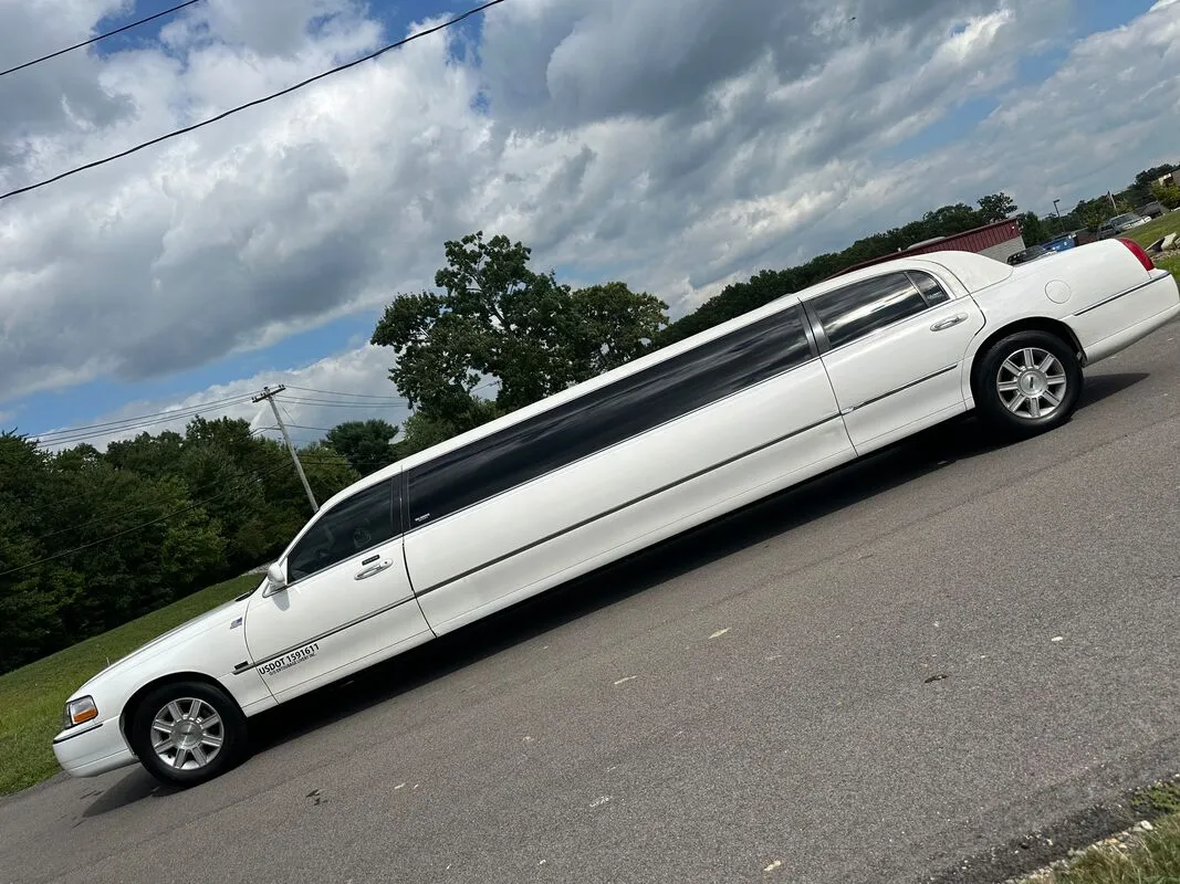 White Lincoln Town CAR Limousine #6, photo 4 for wedding limo rental White Lincoln Town CAR Limousine #6, photo 4 for wedding limo rental